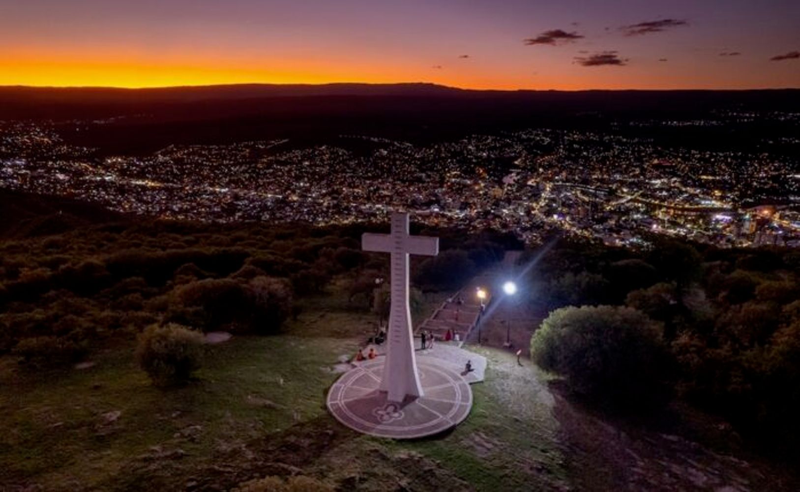 Entre el atardecer serrano y las luces de la ciudad, el ascenso nocturno al Cerro La Cruz invita a vivir Carlos Paz desde otra altura, con la magia del invierno como protagonista.
