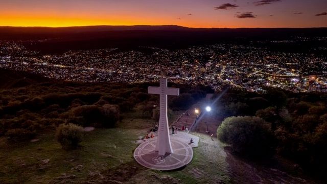Entre el atardecer serrano y las luces de la ciudad, el ascenso nocturno al Cerro La Cruz invita a vivir Carlos Paz desde otra altura, con la magia del invierno como protagonista.