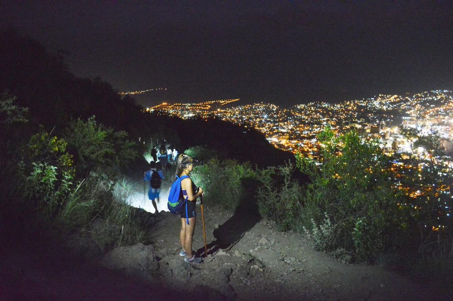Entre el atardecer serrano y las luces de la ciudad, el ascenso nocturno al Cerro La Cruz invita a vivir Carlos Paz desde otra altura, con la magia del invierno como protagonista.