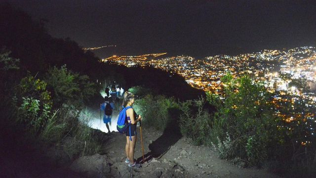 Entre el atardecer serrano y las luces de la ciudad, el ascenso nocturno al Cerro La Cruz invita a vivir Carlos Paz desde otra altura, con la magia del invierno como protagonista.