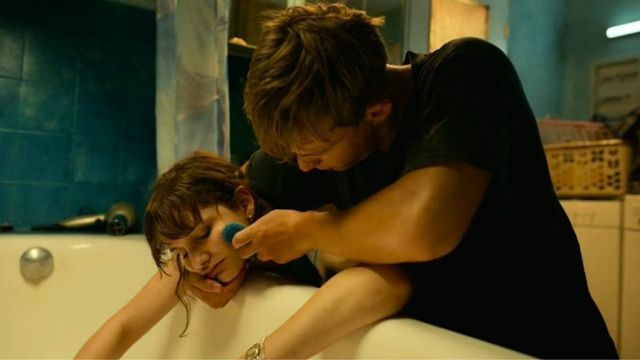 La película combina romance, humor y diferencias sociales.