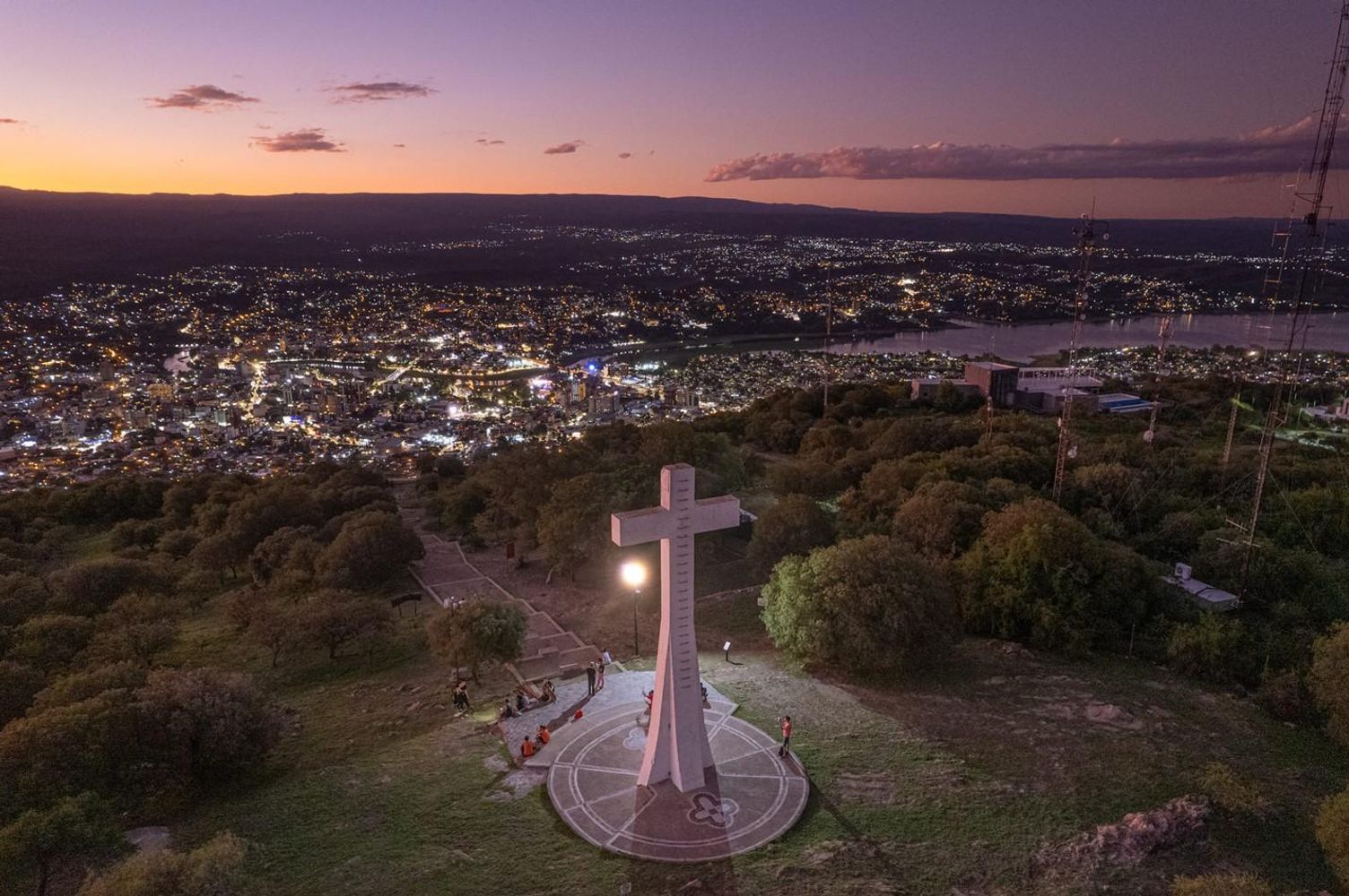 Entre el atardecer serrano y las luces de la ciudad, el ascenso nocturno al Cerro La Cruz invita a vivir Carlos Paz desde otra altura, con la magia del invierno como protagonista.