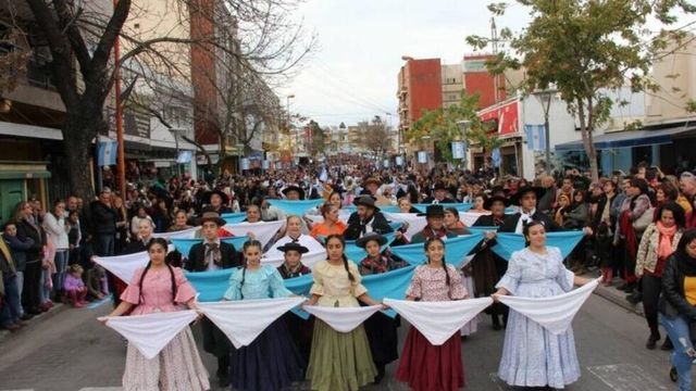 
Villa Carlos Paz celebrará el Día de la Independencia con el acto oficial en el centro y una jornada de destrezas gauchas en el Predio Carlos Capdevila.