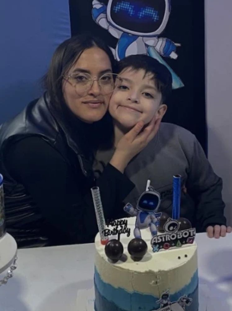 Bastián junto a su mamá Macarena Collantes