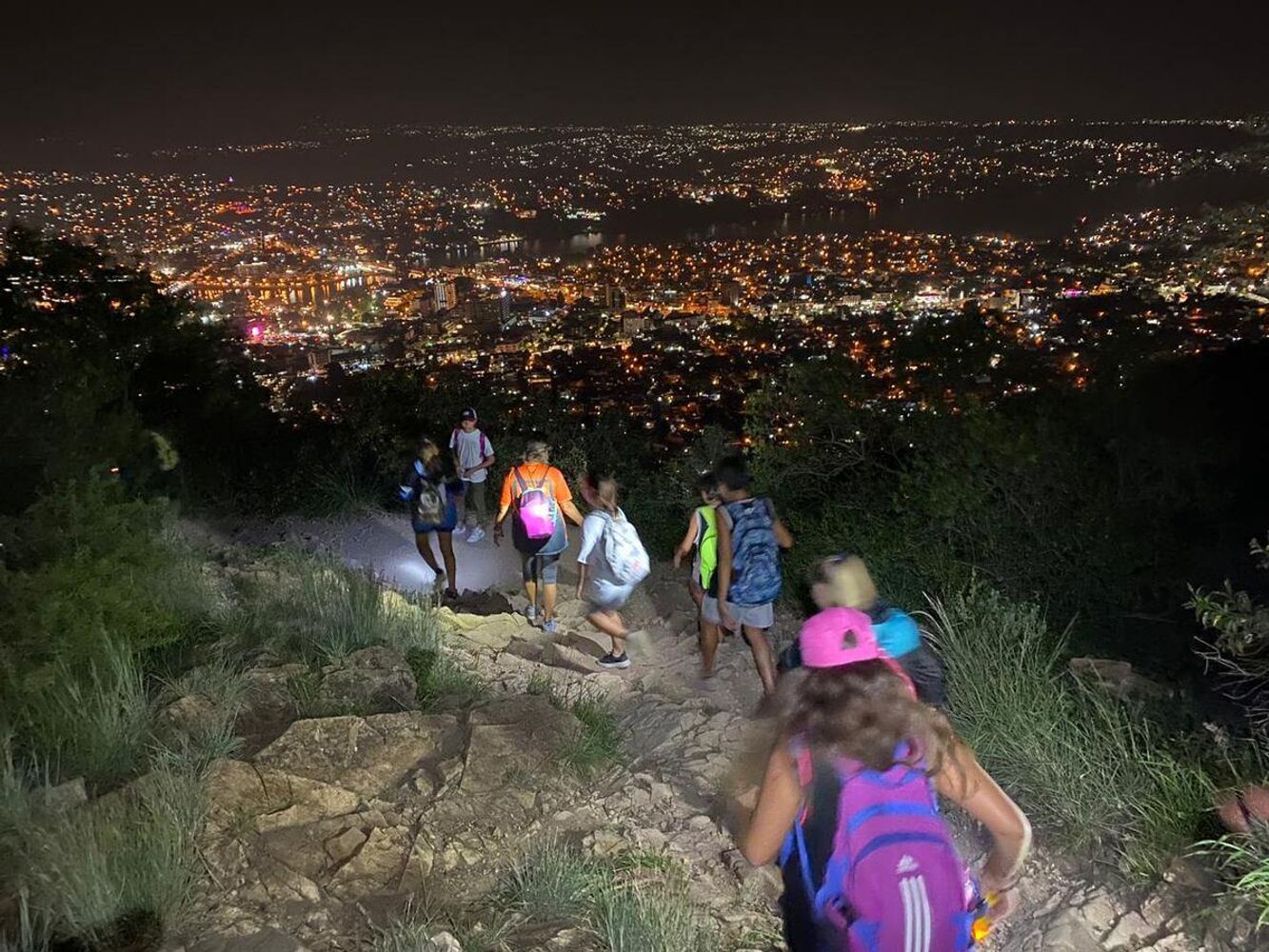 Entre el atardecer serrano y las luces de la ciudad, el ascenso nocturno al Cerro La Cruz invita a vivir Carlos Paz desde otra altura, con la magia del invierno como protagonista.