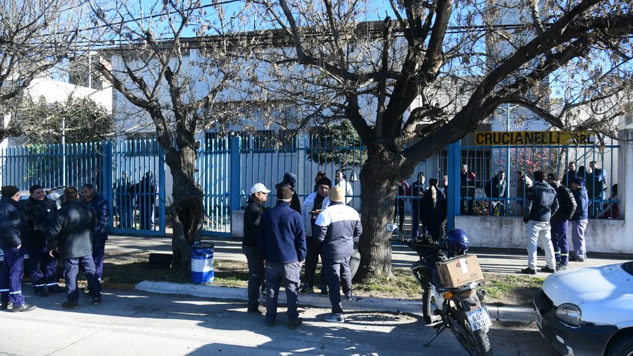 Fueron a trabajar y encontraron los portones soldados: cerró una fábrica en Córdoba sin previo aviso