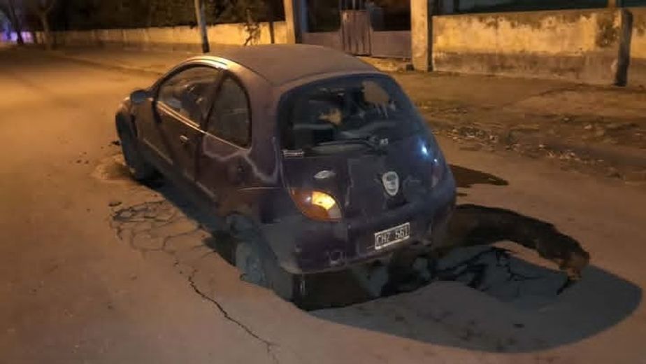 ABSA trabaja en calle Estomba tras el hundimiento de pavimento