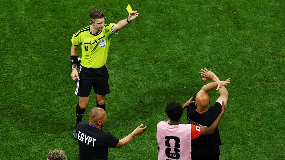 Qué significa el gesto que el DT de Egipto le hizo al árbitro sobre el final del partido con Argentina