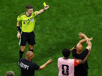 Qué significa el gesto que el DT de Egipto le hizo al árbitro sobre el final del partido con Argentina