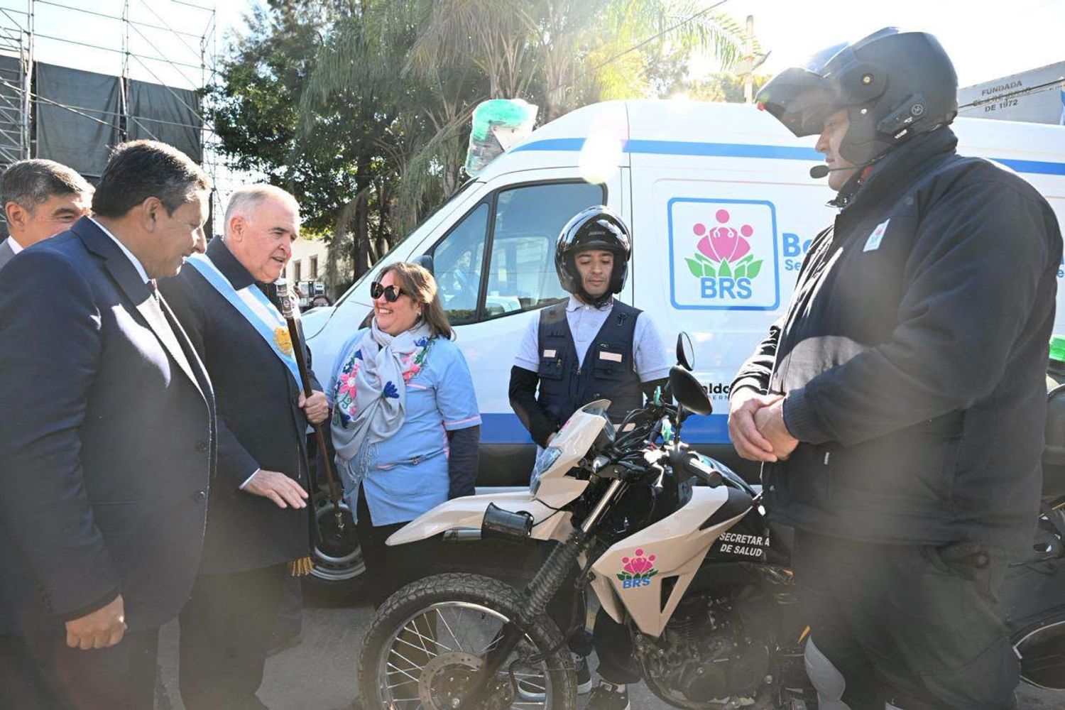 La provincia entregó una ambulancia, dos motoambulancias, una camioneta para los Vigías y dos retroexcavadoras.