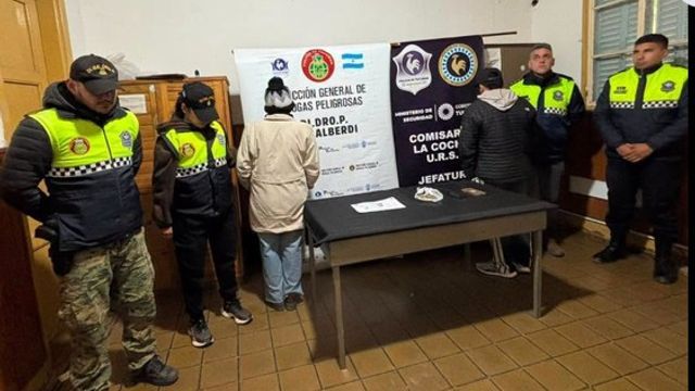  El procedimiento se realizó durante una requisa de rutina a dos personas que fueron a entregar alimentos.