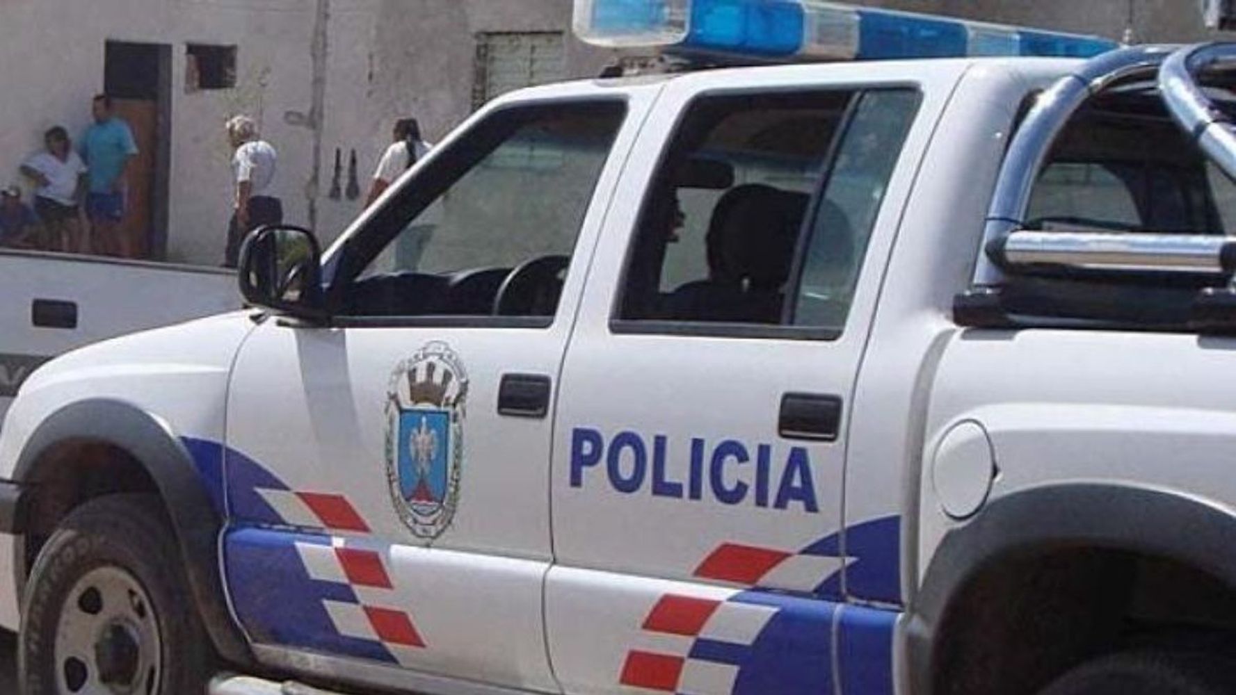 Le disparó cuatro veces a su pareja, creyó que la había matado y terminó quitándose la vida.