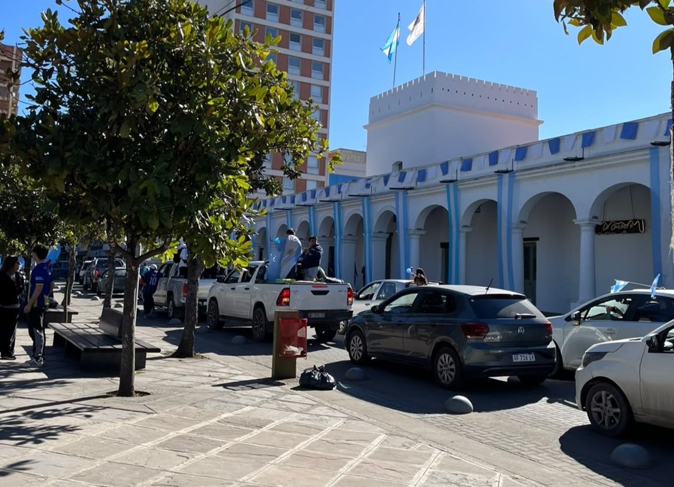 Una caravana de vehículos le puso mucho ruido a la hora de la siesta de este martes en Jujuy, en el festejo por la épica victoria de los argentinos ante la Selección de Egipto.