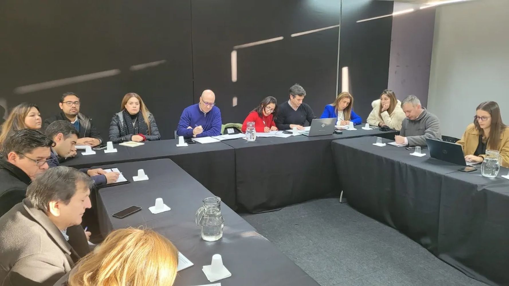 La propuesta del Gobierno a los sindicatos contempla la actualización de haberes para julio y agosto, el incremento de las asignaciones familiares, la actualización del reconocimiento de la carrera administrativa y el pago del saldo pendiente de la ayuda escolar.