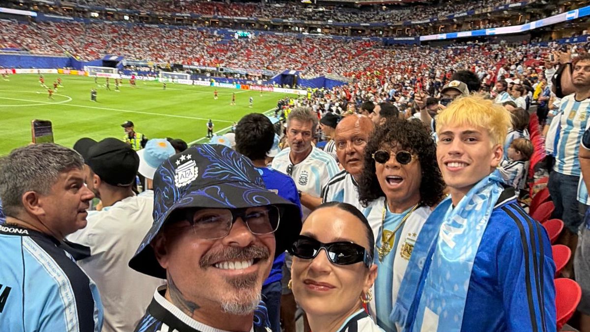 Furor por La Mona Jiménez en Argentina vs Egipto: el emotivo momento con el himno en el estadio