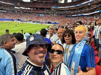 Furor por La Mona Jiménez en Argentina vs Egipto: el emotivo momento con el himno en el estadio