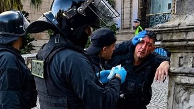 Dos uniformados resultaron heridos durante los festejos por la victoria argentina ante Egipto.

