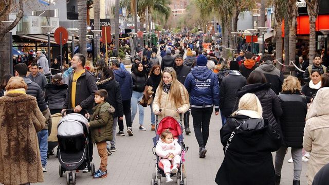 Carlos Paz se prepara para un fin de semana largo con mañanas frías, tardes frescas y movimiento turístico en el centro de la ciudad.