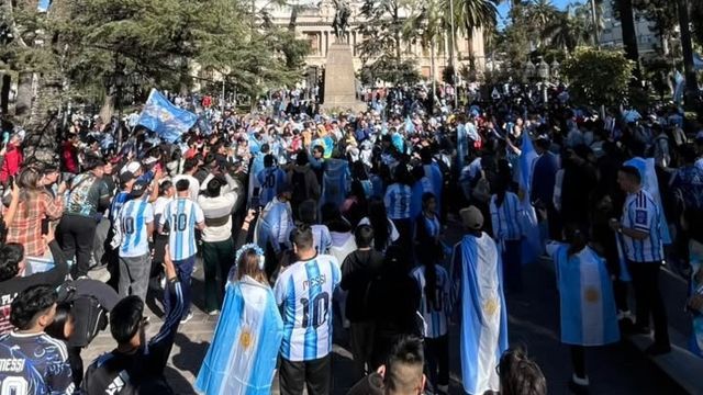 Cánticos, alegría y un renovado entusiasmo por la Selección Nacional, fueron el denominador común en los grupos de amigos, familias y aficionados que llegaban a la plaza Belgrano para sumarse al festejo por el resonante triunfo de este martes ante el seleccionado egipcio.