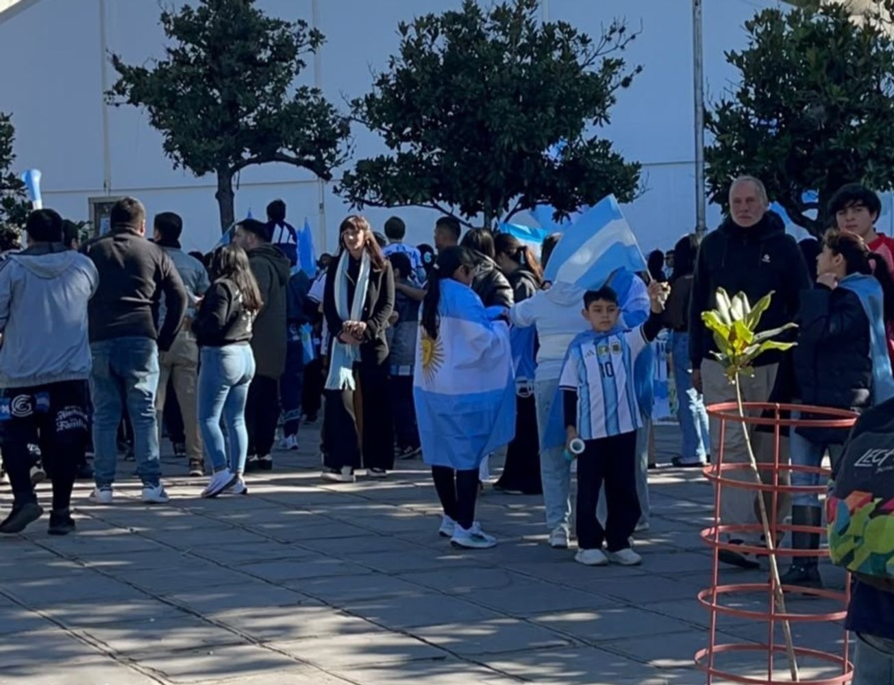 Los primeros aficionados comienzan a llegar a la plaza Belgrano, minutos después que finalizara el emocionante partido disputado en Atlanta. Chicos y grandes festejaron el triunfo de la Selección nacional.