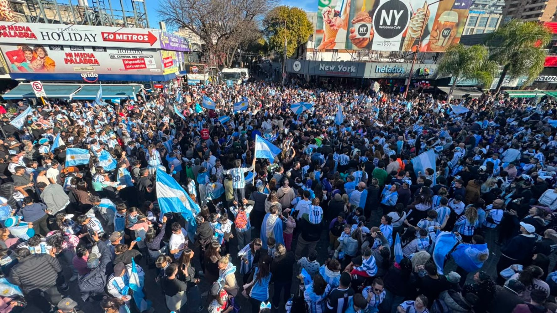 Carlos Paz celebró el triunfo de Argentina con una fiesta celeste y blanca en el centro de la ciudad. Imágenes: Municipalidad de VCP (Y. Aguirre)