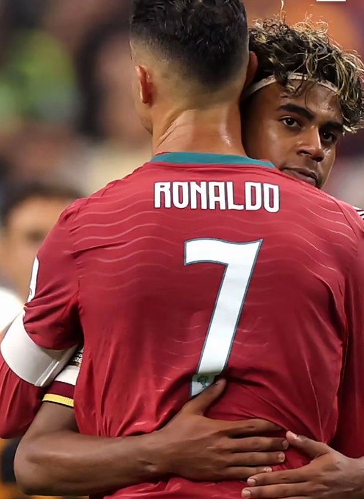 Un abrazo que marca cambio de época, entre Yamal y Cristiano.