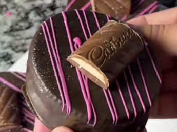Cómo es el alfajor sabor Cadbury de frutilla: el ingrediente secreto para hacerlo en casa