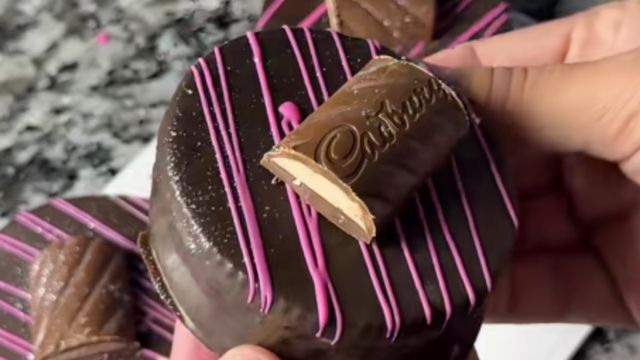 Cómo es el alfajor sabor Cadbury de frutilla: el ingrediente secreto para hacerlo en casa