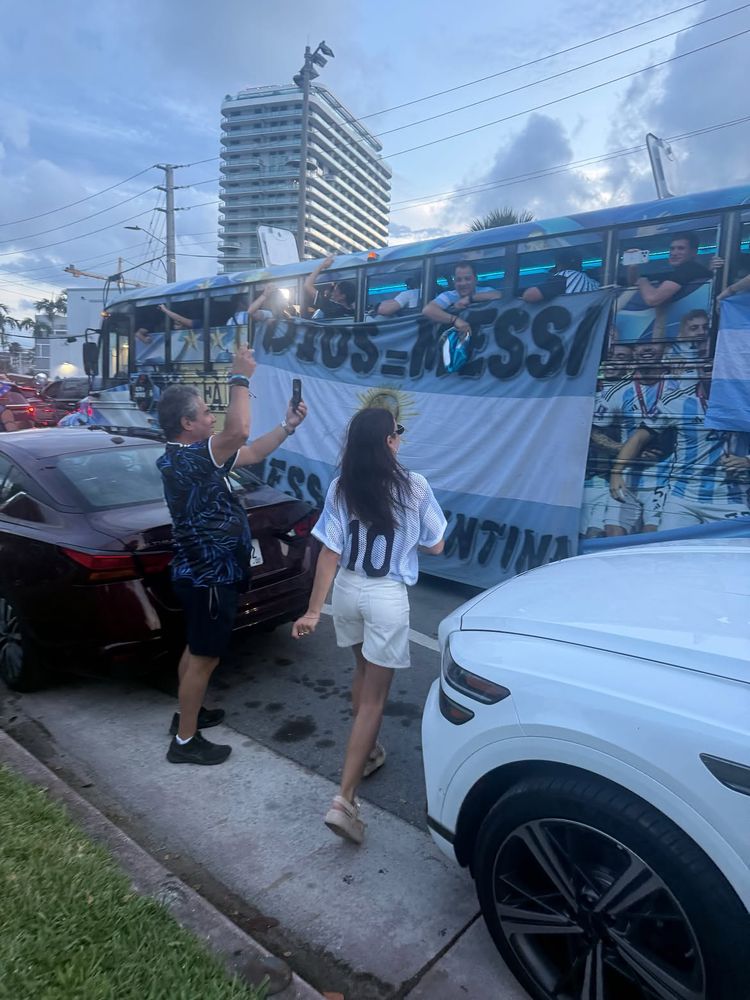 Pampita festejó con los hinchas y causó sensación en el Mundial 2026 con un look en tendencia