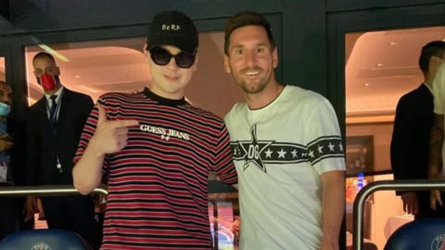 ¿Papelón o confusión? El incómodo blooper de Bizarrap tras entregarle el premio MVP a Lionel Messi