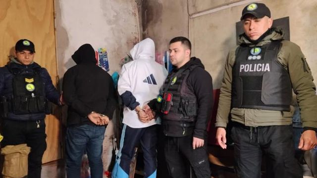 Dos de los cinco sospechosos ya fueron detenidos tras una serie de allanamientos en Tucumán.