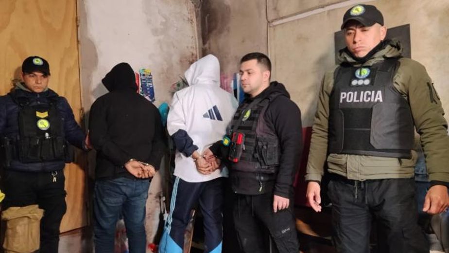 Dos de los cinco sospechosos ya fueron detenidos tras una serie de allanamientos en Tucumán.