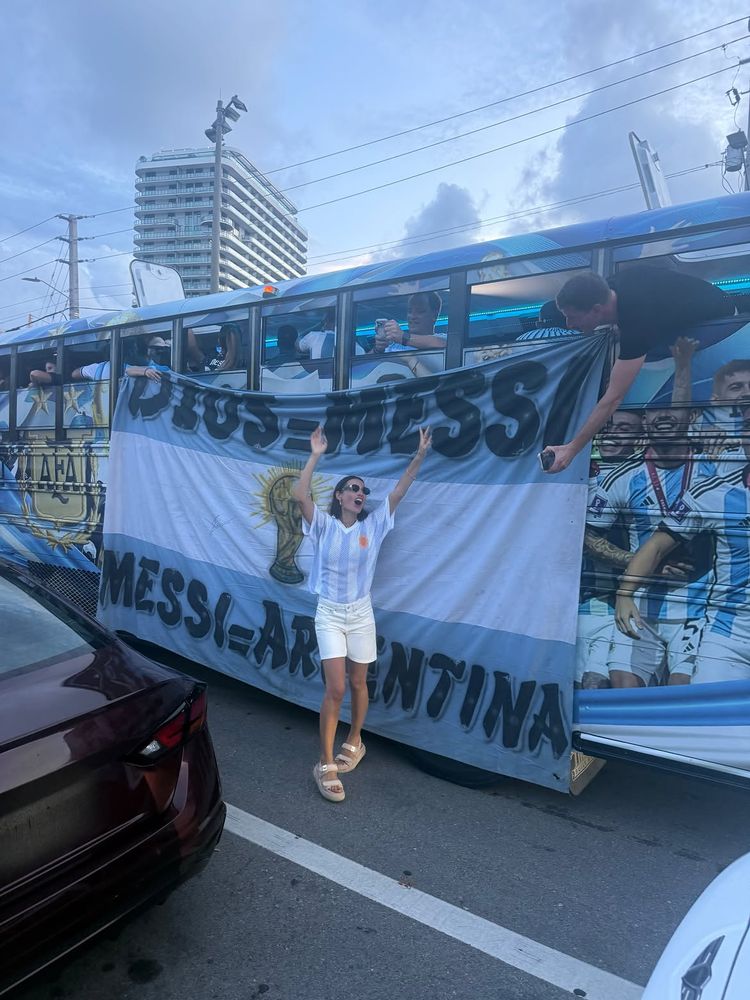 Pampita festejó con los hinchas y causó sensación en el Mundial 2026 con un look en tendencia