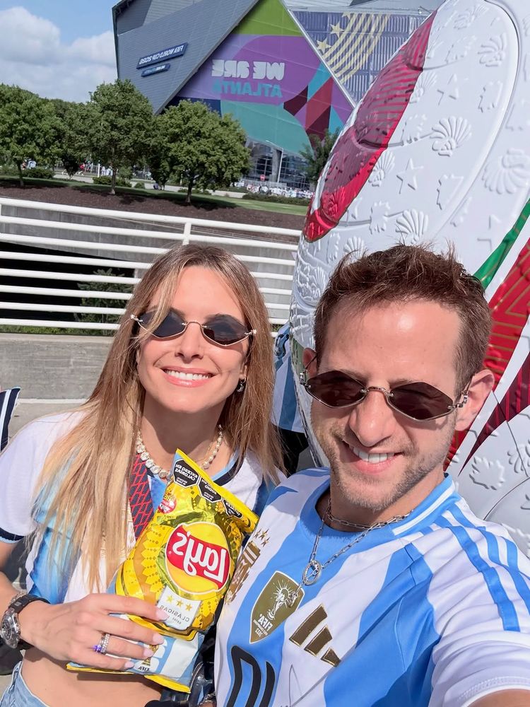 Canchera, fresca y con guiños y2k: el look de cancha con el que Sofía Zámolo conquistó Atlanta en el Mundial 2026