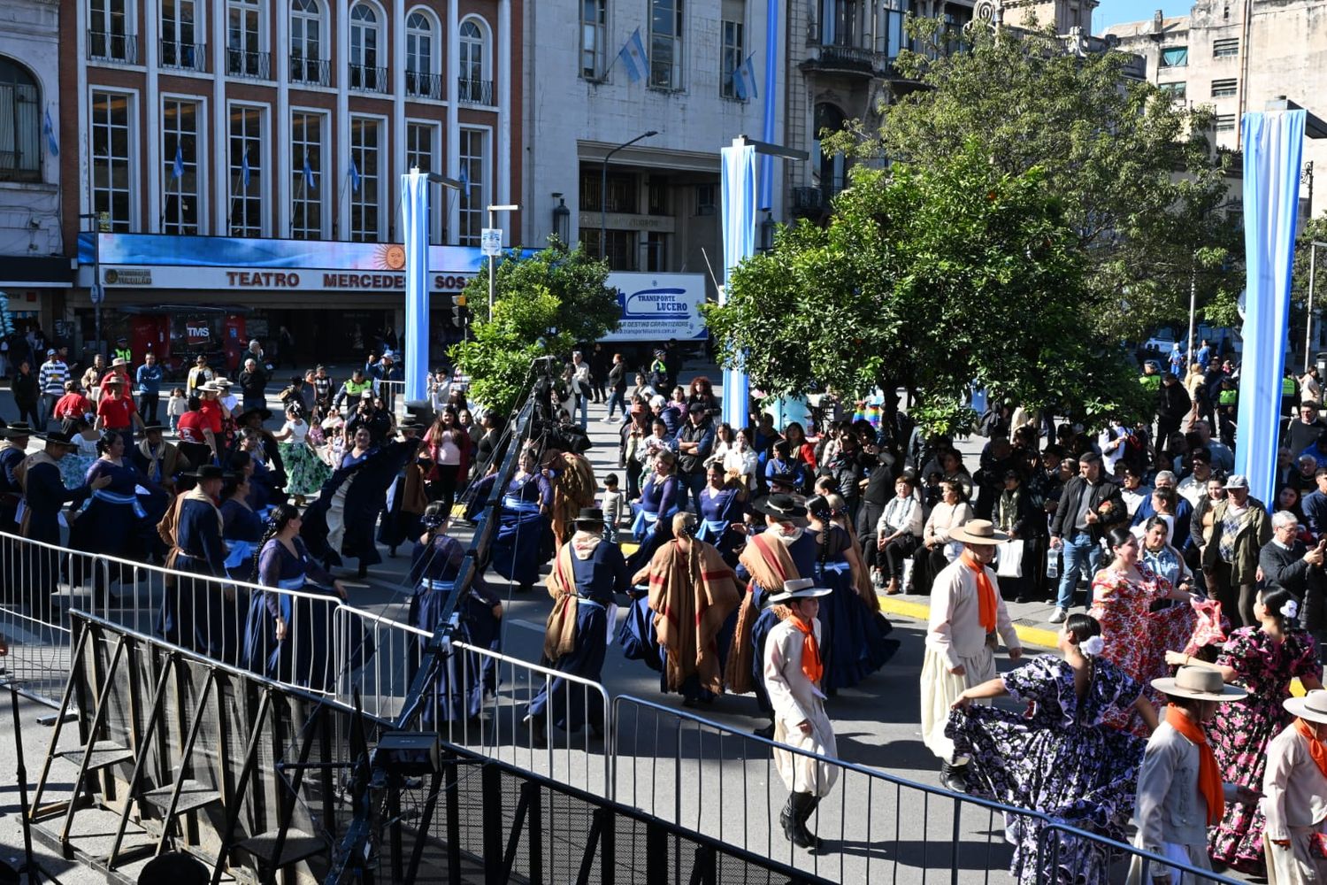 Desde el 8 de julio vecinos y visitantes se fueron convocando en la Plaza Independencia.