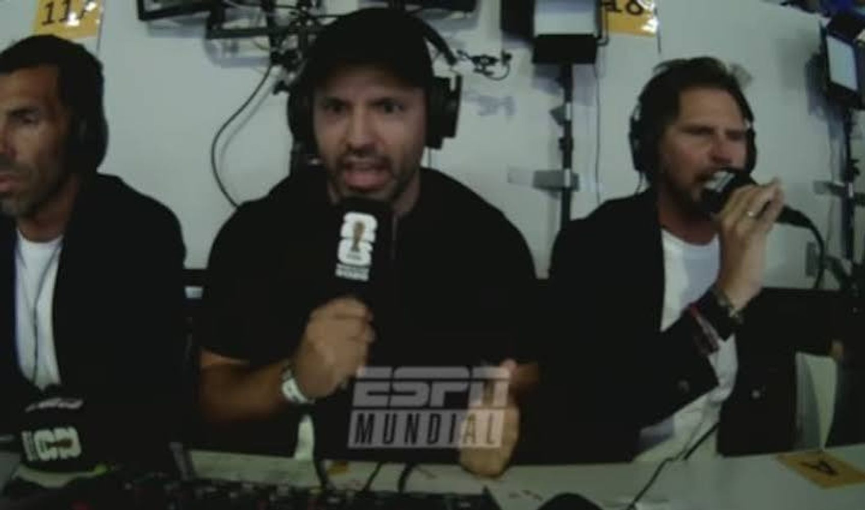 Sergio Agüero comentando el partido junto a Carlos Tevez y Sebastián Vignolo.
