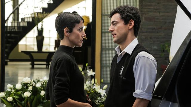 La película mezcla drama y humor negro.
