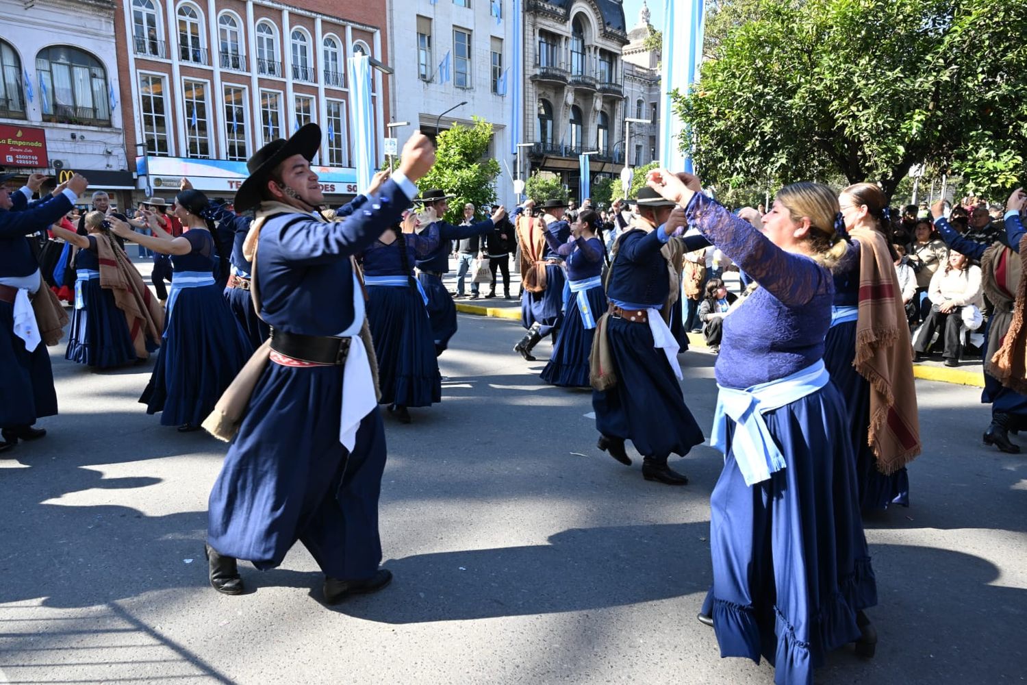 Desde las 14.30, la Plaza Independencia recibe a miles de personas para disfrutar de una tarde a pura música.