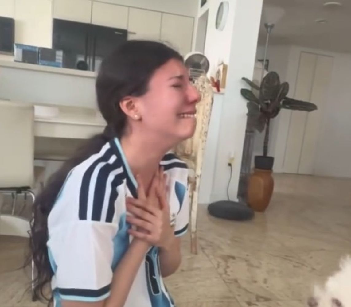 "Quebranten ese muro": el desesperado llanto de la hija de Mónica Ayos sufriendo por la Selección Argentina