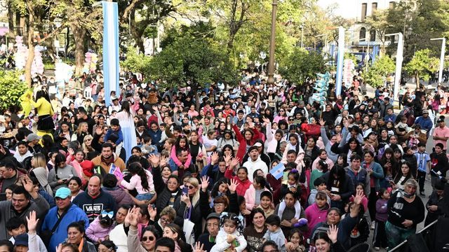 La jornada artística combina humor, música y tradición con figuras nacionales y locales sobre el escenario principal.