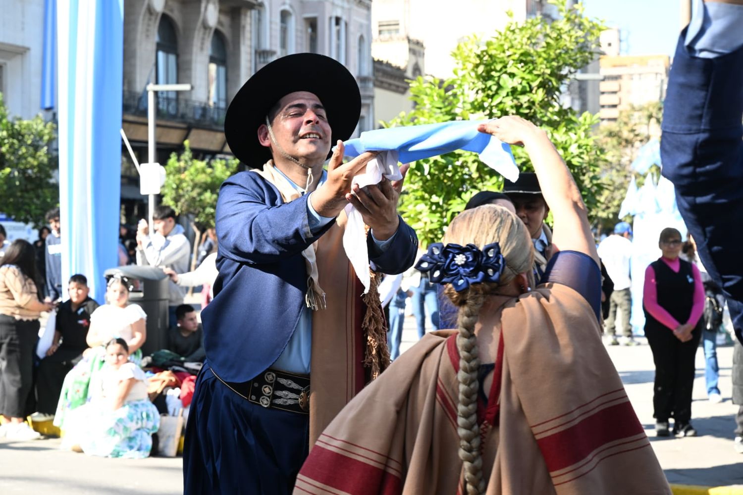 La previa del 9 de Julio estuvo cargada de música, danza y alegría popular.