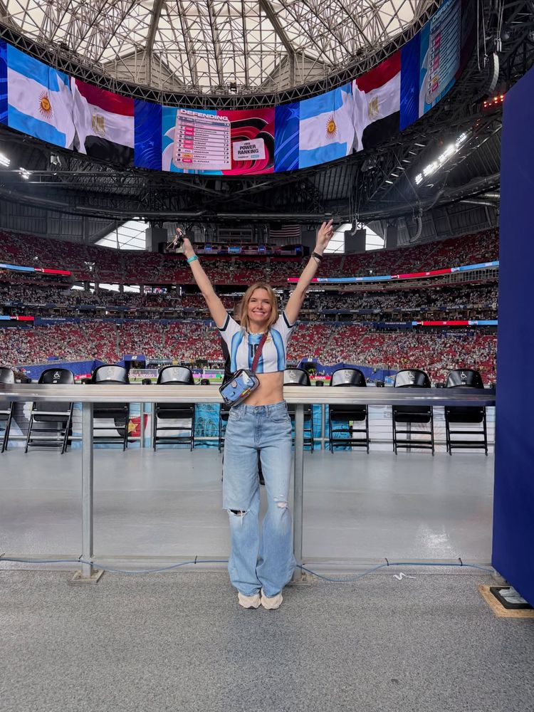 Canchera, fresca y con guiños y2k: el look de cancha con el que Sofía Zámolo conquistó Atlanta en el Mundial 2026