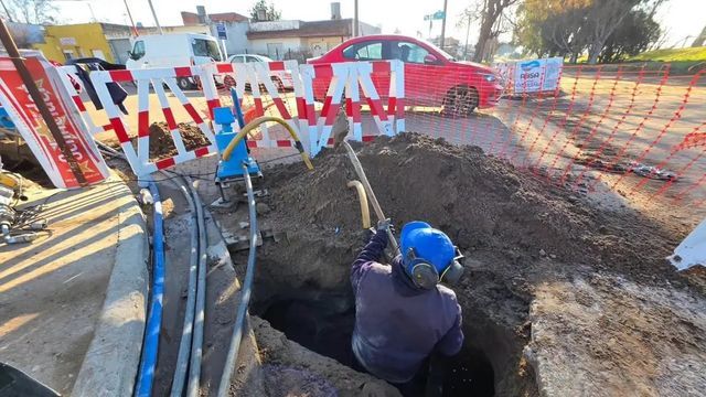 Comenzaron los trabajos para renovar el colector cloacal sobre calle Jujuy.