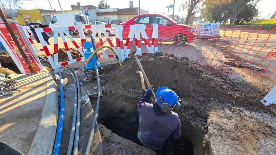 Comenzaron los trabajos para renovar el colector cloacal sobre calle Jujuy.