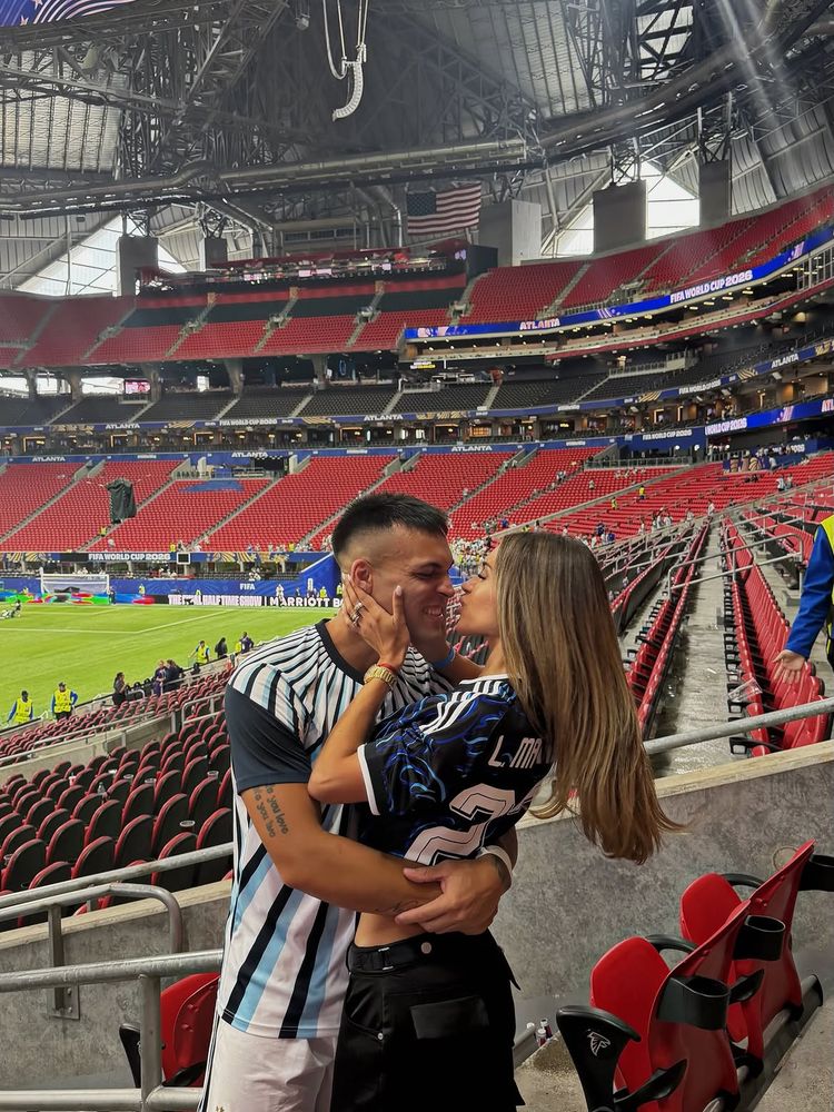 Lautaro Martínez con Agustina Gandolfo.