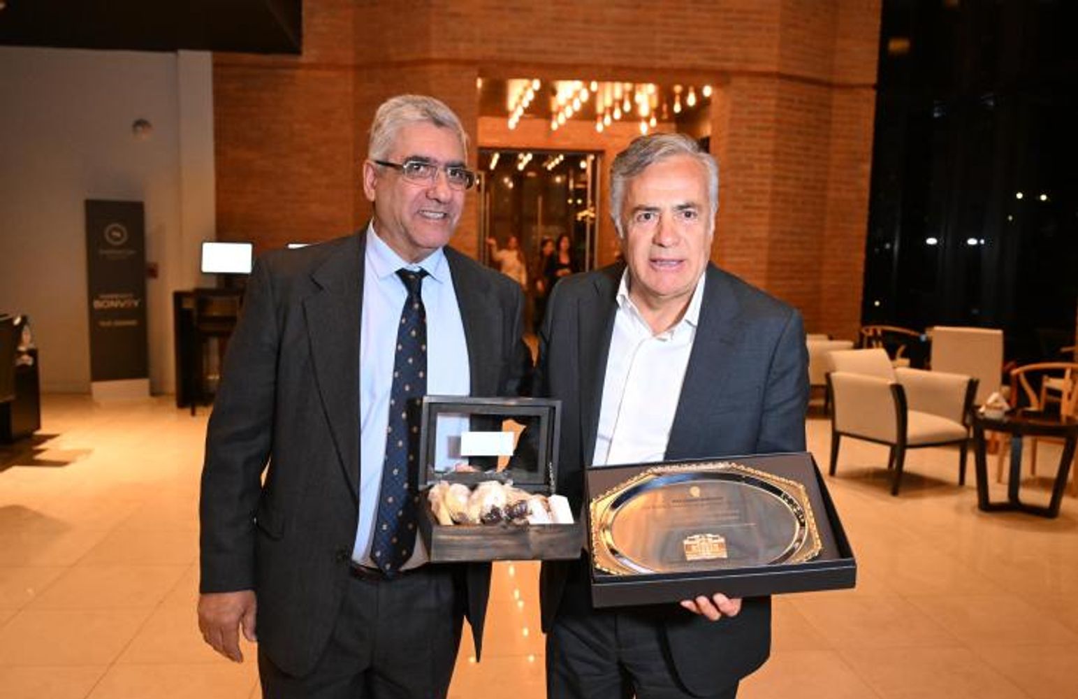 Los mandatarios recibieron regalos institucionales.