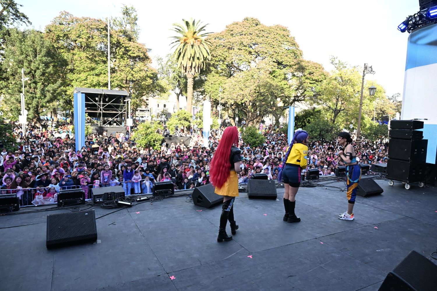 La grilla artística combina figuras nacionales y talentos locales, con Filito y Las Ídolas del K-Pop entre los primeros en subir al escenario.