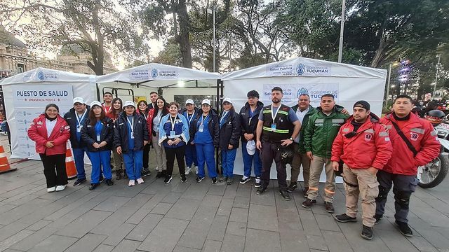Cada carpa cuenta con un médico, cuatro enfermeros y seis agentes sociosanitarios para atender a la población.