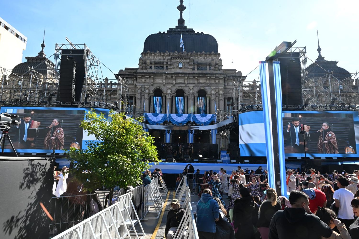 Desde las 14.30, la Plaza Independencia recibe a miles de personas para disfrutar de una tarde a pura música.