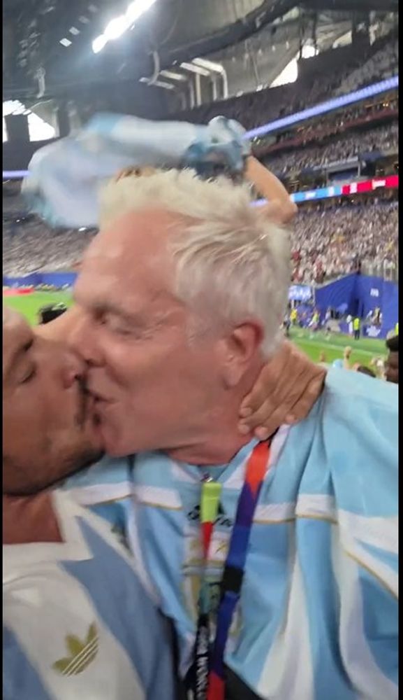 El hombre con quien Marley se besó en el partido de Argentina